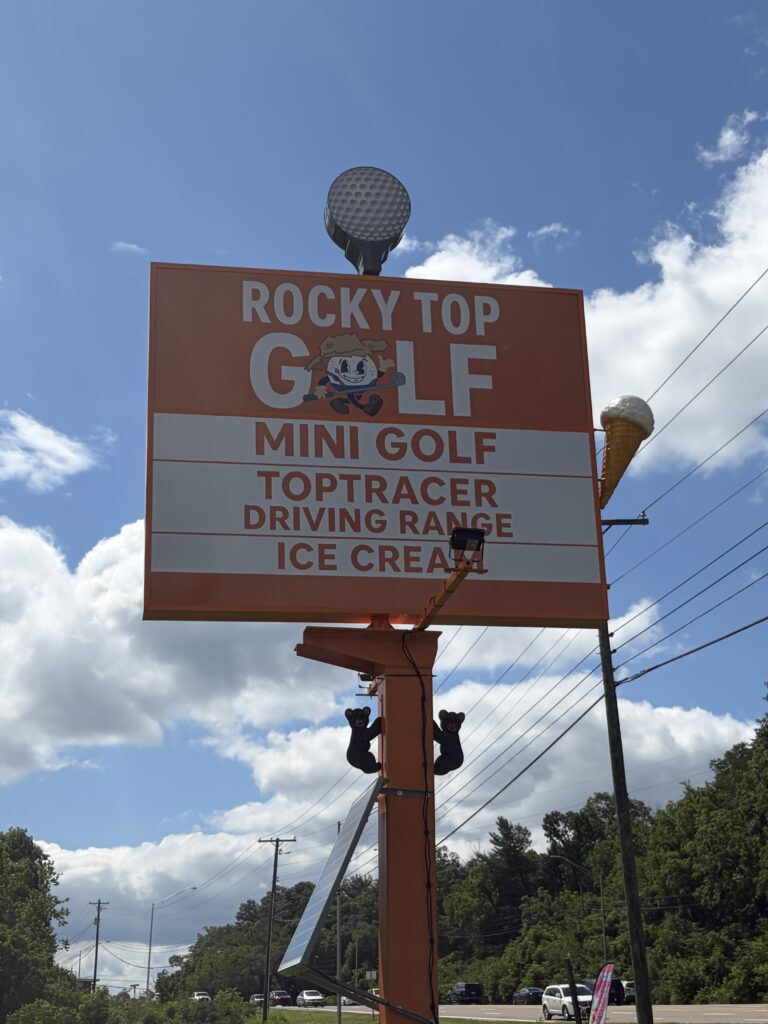 rock top golf road sign